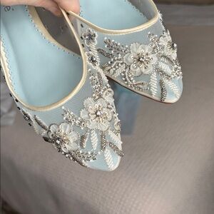 Bella Belle Women's Floral Embellished Flats - Cream and Silver